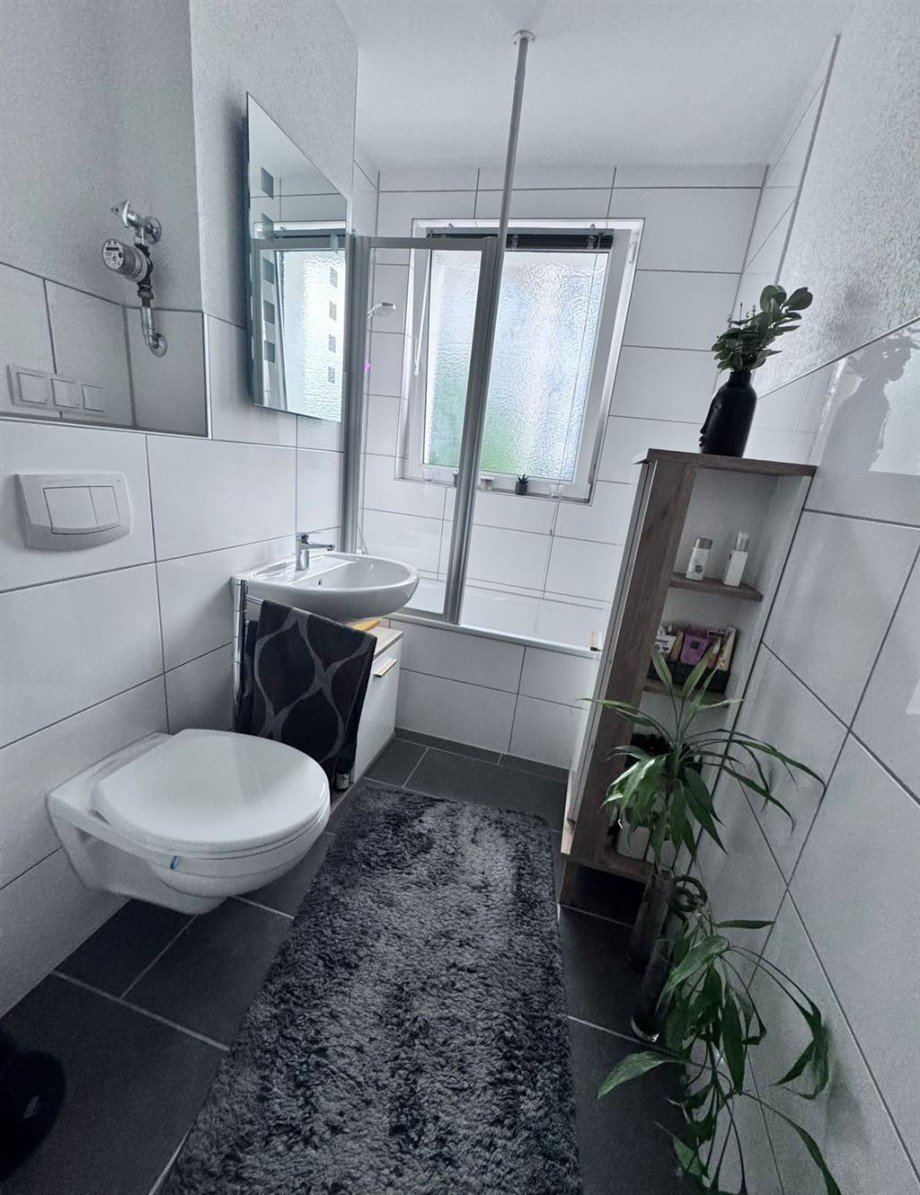 Wannenbad mit Tageslichtfenster Wohnung Bremen