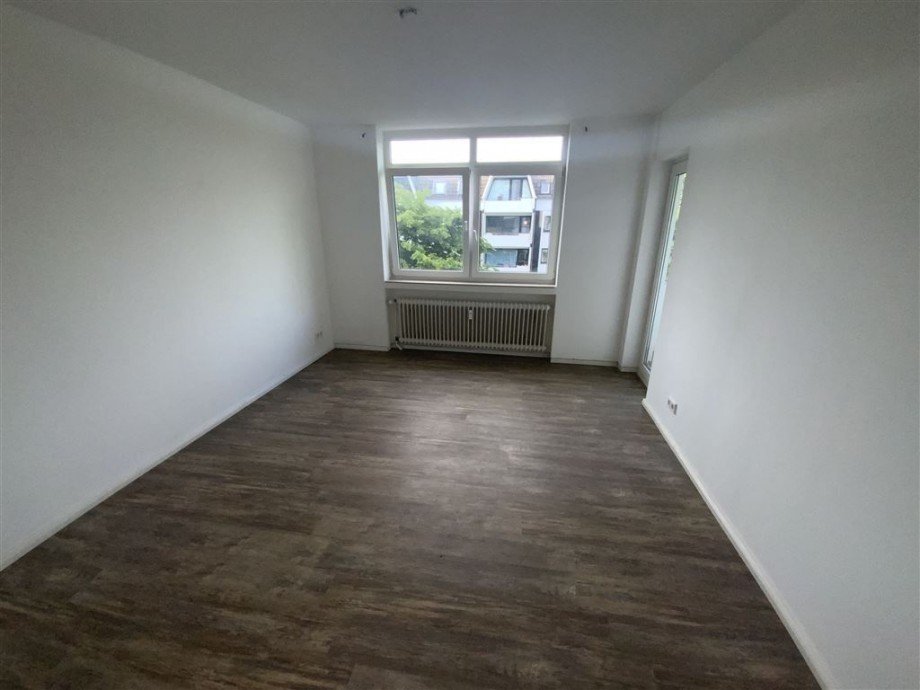 Schlafzimmer mit Zugang zum Balkon vorne Etagenwohnung Bremen
