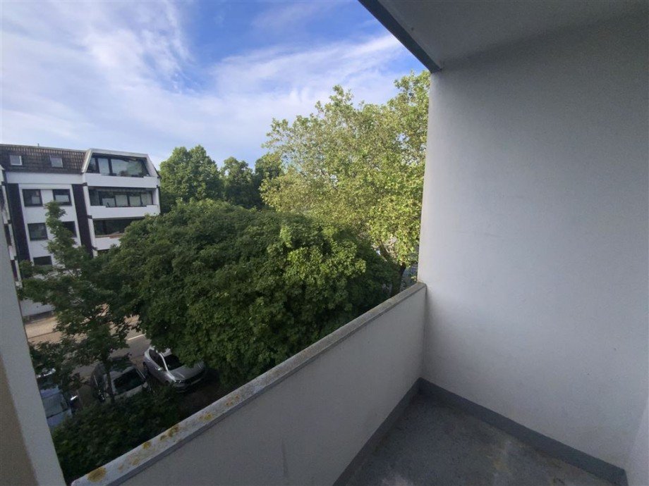 Balkon nach vorne mit Zugang vom Schlafzimmer aus Etagenwohnung Bremen