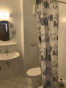 Duschbad Ansicht 1 Kapitalanleger aufgepasst ! 
1 Zimmer, Bad Kreuznach, mit Balkon und TG-Stellplatz, frisch renoviert, sofort vermietbar