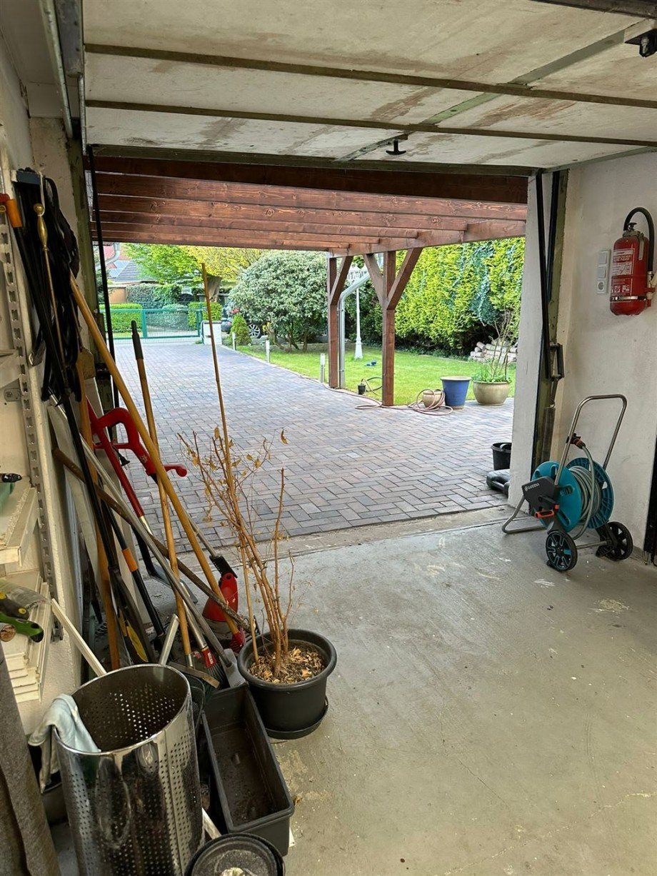 Blick aus der Garage zum Carport Einfamilienhaus Stuhr